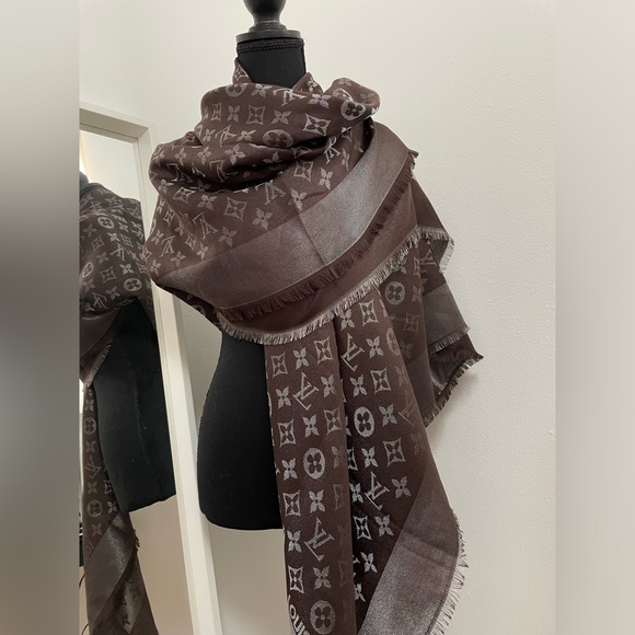 LV monogram classic shawl - Picture 1 of 11